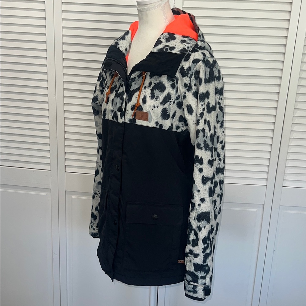 DC Cruiser Snow Leopard Women's Ski Snowboard
Jacket šāļøšæāļøā·ļø - Picture 10 of 16